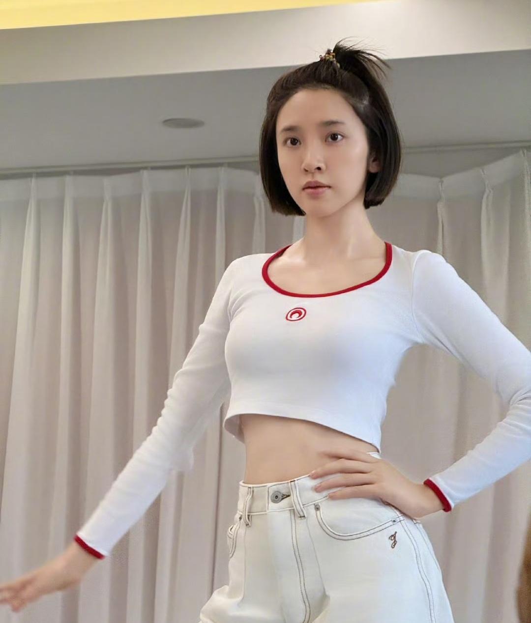 我的老天奶呀
乘风2026唐艺昕
她这个造型也太可爱了吧
无论发型还是表情
都可