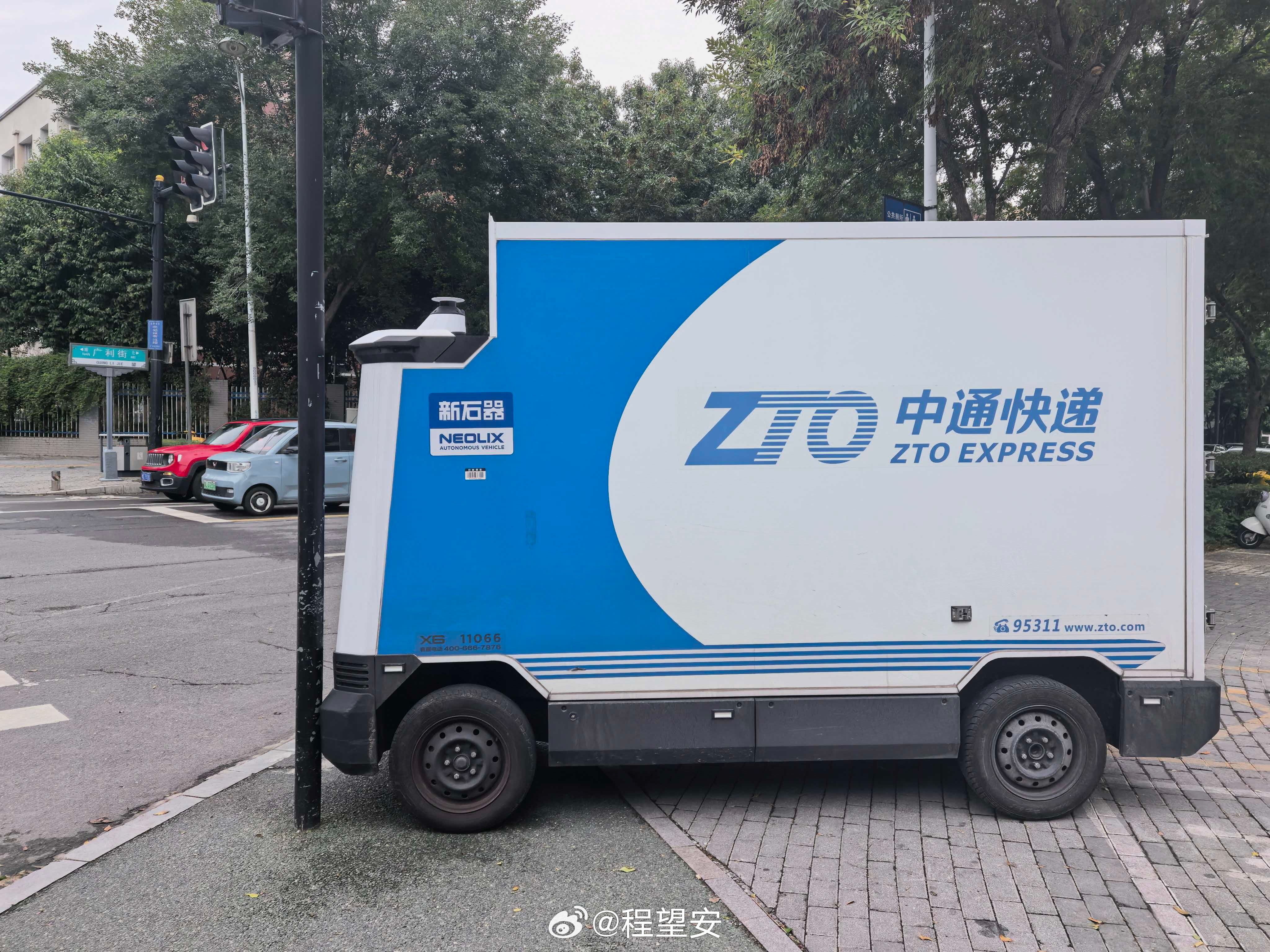 一大早起来遛弯看到无人驾驶撞到电线杆上你的胆子真的是肥嘟嘟呢[doge] ​​​