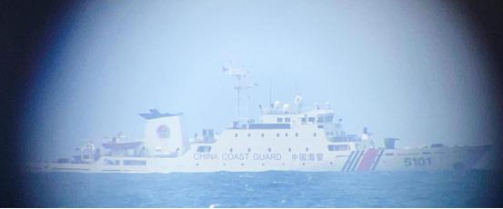 菲船无视警告冲撞，中方水炮立即开火，飞机闯黄岩岛12海里突然断联。
 
2026