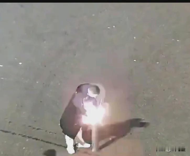 这个小伙子的遭遇实在让人揪心。头部、面部和颈部被烟花近距离灼伤，整个人倒地后身上