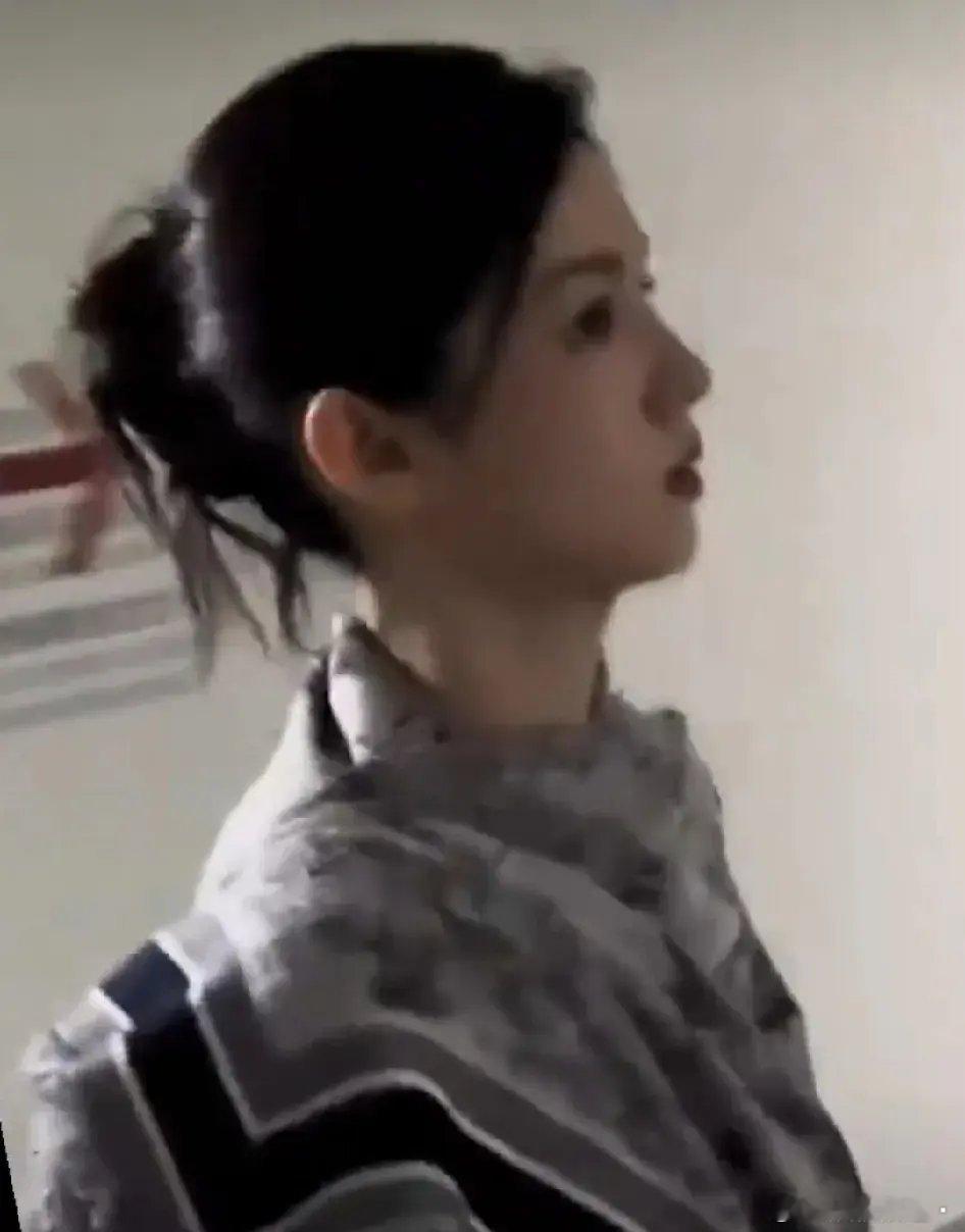 周也太尴尬了！6月14日，六公主拍摄后台和周也打招呼，没想到周也看到镜头直接冷脸