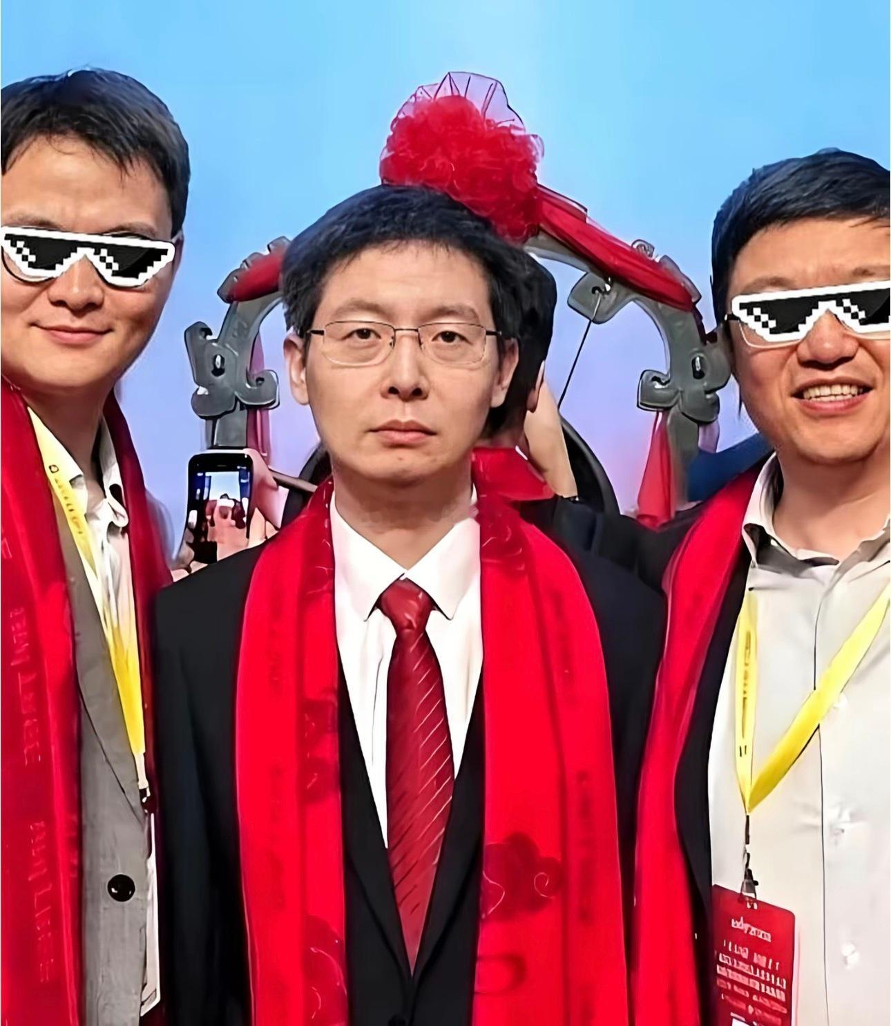 被资本架上去的小孩，当他发现，他才是机器人的时候，明白这一切的时候，当然笑不出来