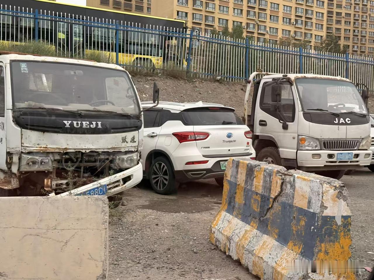 西雅美图小镇门口乱成一锅粥，开车出趟门跟闯关似的

    粉丝发来一段实拍，看
