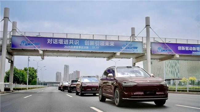 国产豪车崛起!问界M9凭什么成为达沃斯接待车?
曾几何时,国内顶级豪华SUV市场