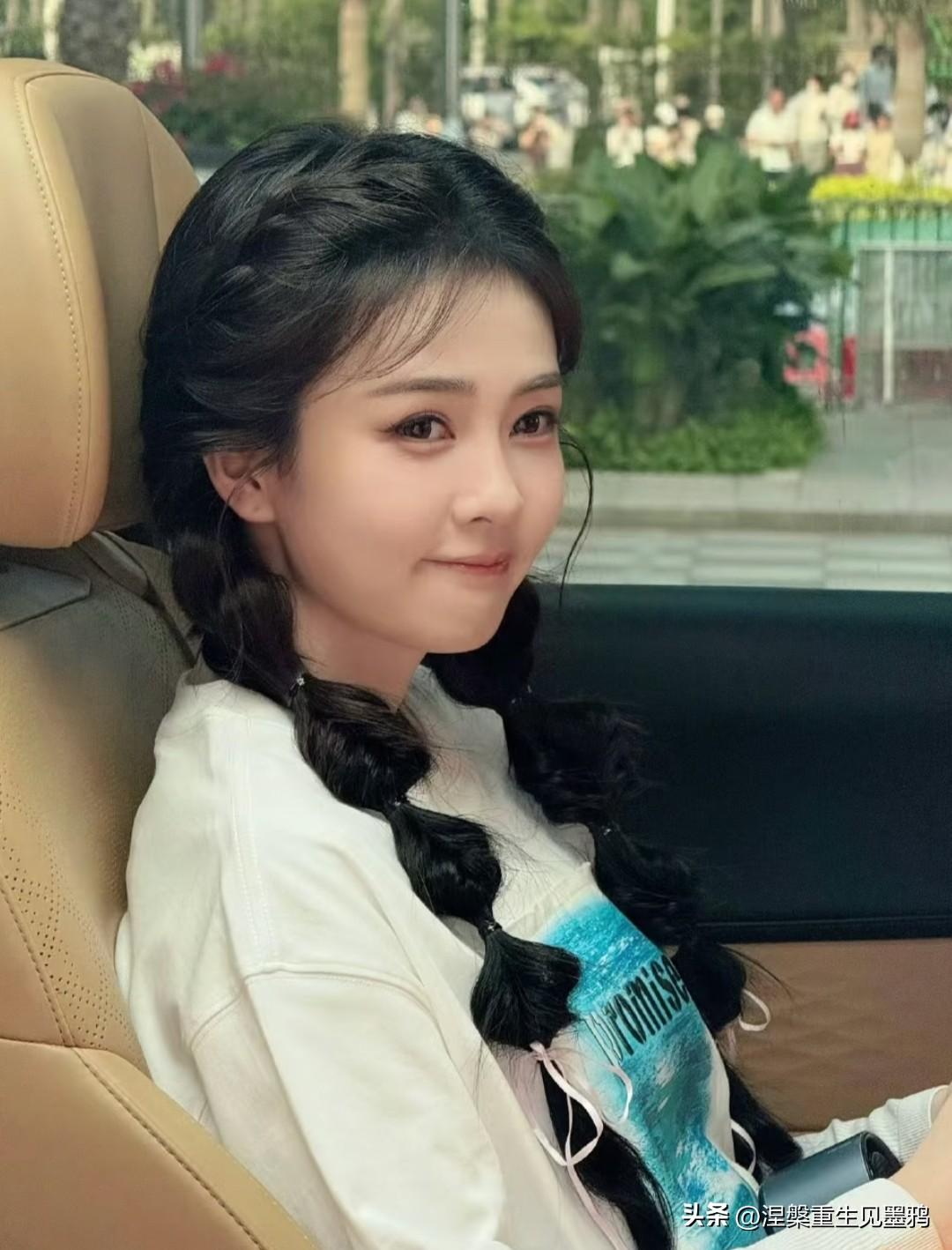 白鹿分享的车内照，照片中她尽显清新甜美气质。两条编发辫垂落，柔顺发丝泛着光泽，少