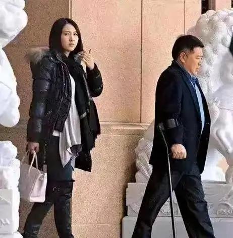 天底下又不是没有男人了，黎姿为什么要选这样的他？最主要的原因应该还是他有钱！她退
