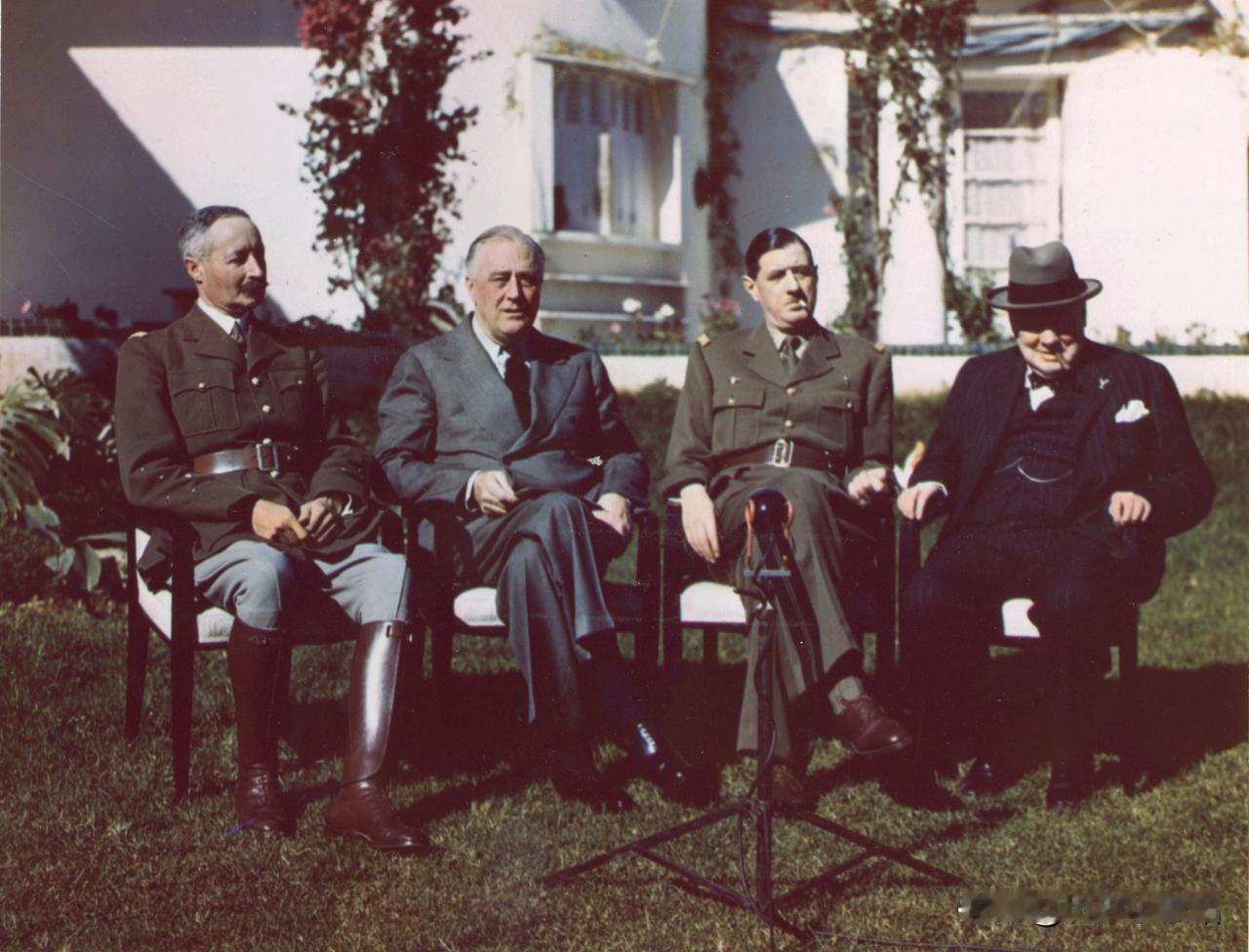 1943年初，卡萨布兰卡会议隆重召开，美、英、法三国代表齐聚一堂。左起为罗德、罗