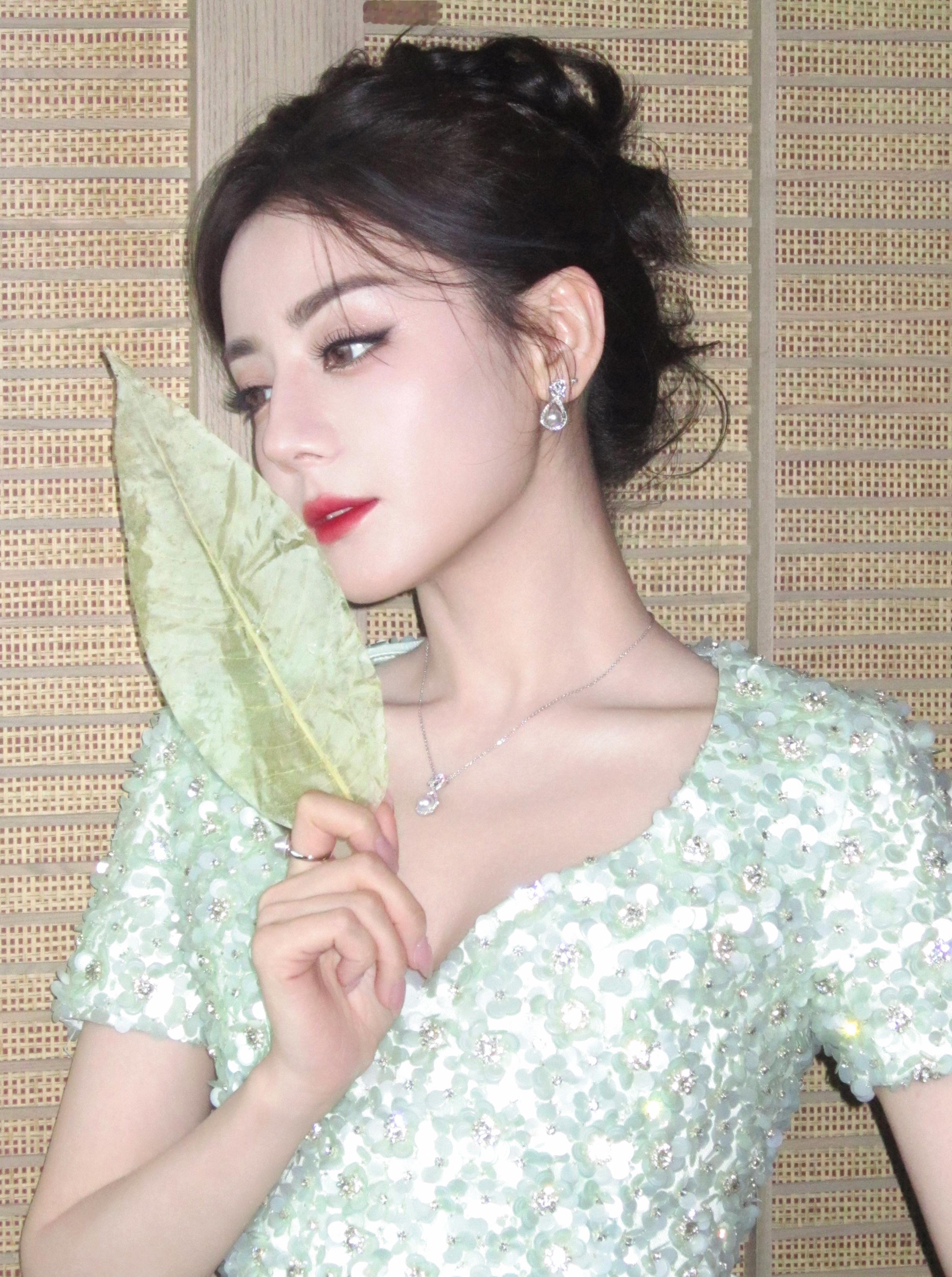 迪丽热巴 ​​​