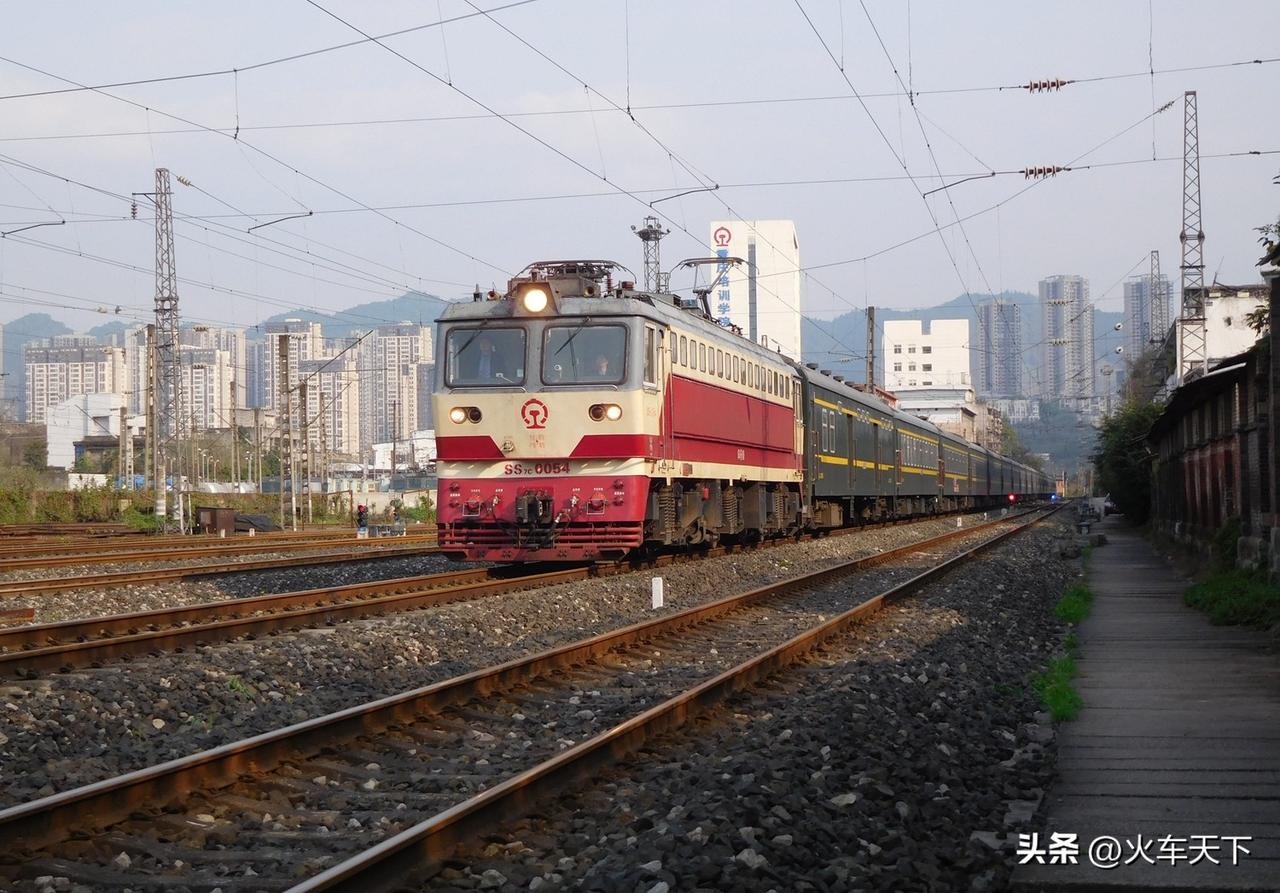 这是2021年3月拍到的北京西到重庆K589次列车，这趟列车是北京铁路局担当客运