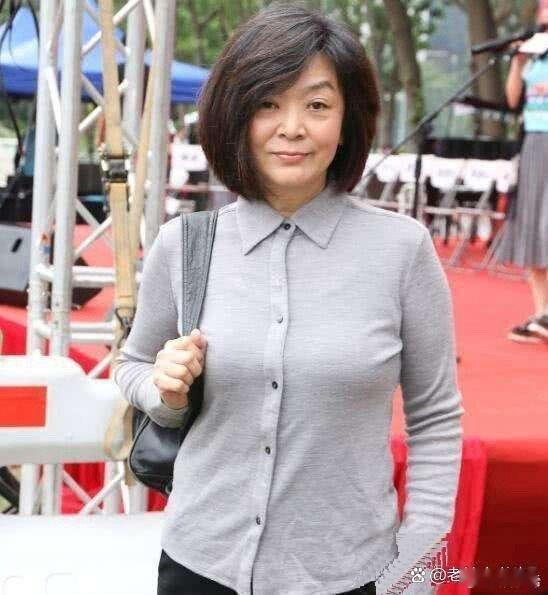 陈玉莲老了，认不出了，和当年那个美丽的小龙女差好远！岁月不饶人啊 ​​​