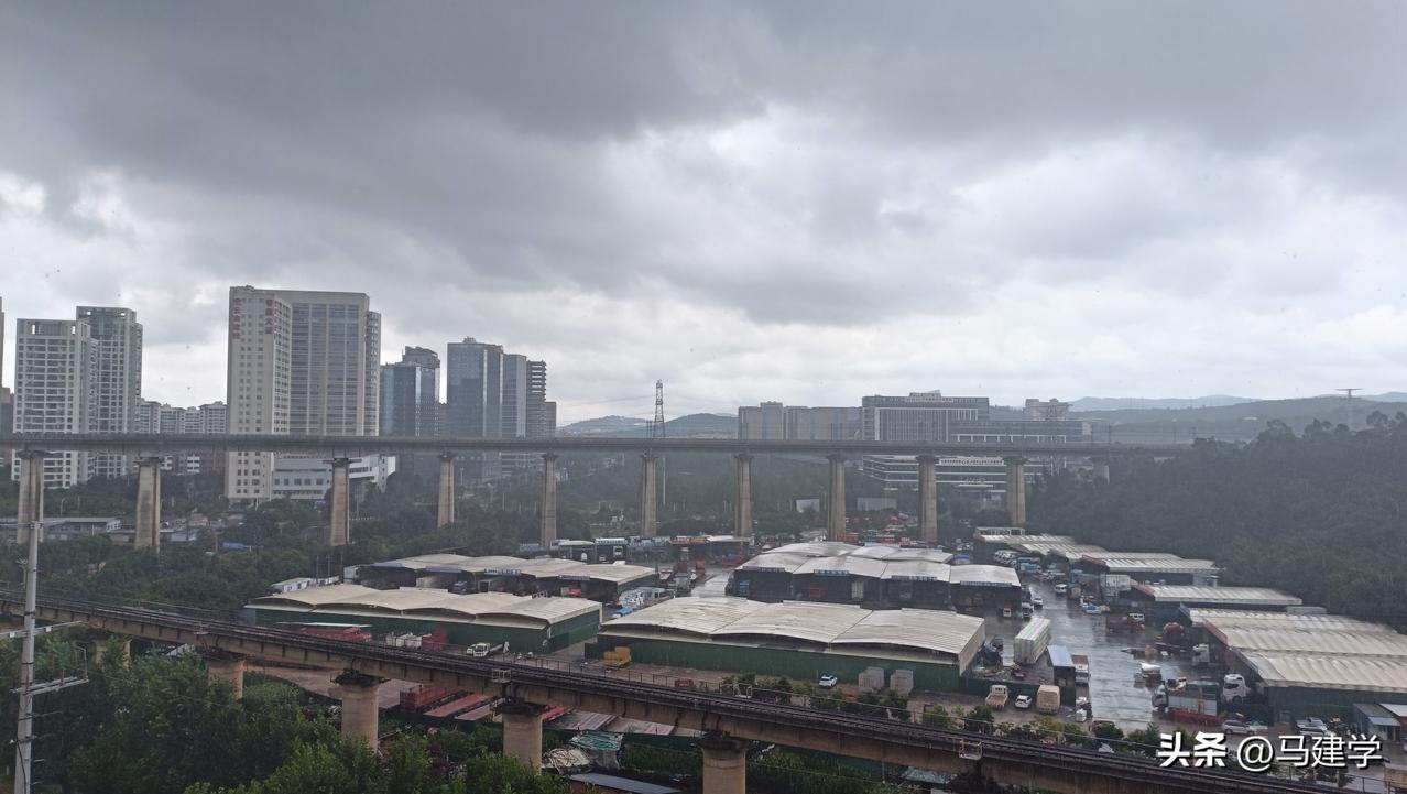 昆明的今天这场雨，分量挺足的，从昨天晚上起到现在几乎没有停过，搞得我们家小孙女想