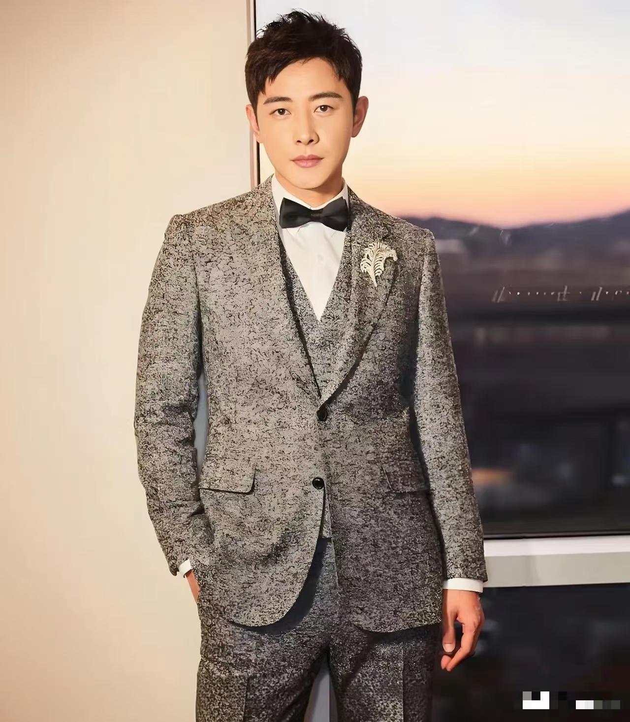 罗晋已经很难再拼事业了，

不是他没资源，也不是没演技，

而是父亲的离开对他的