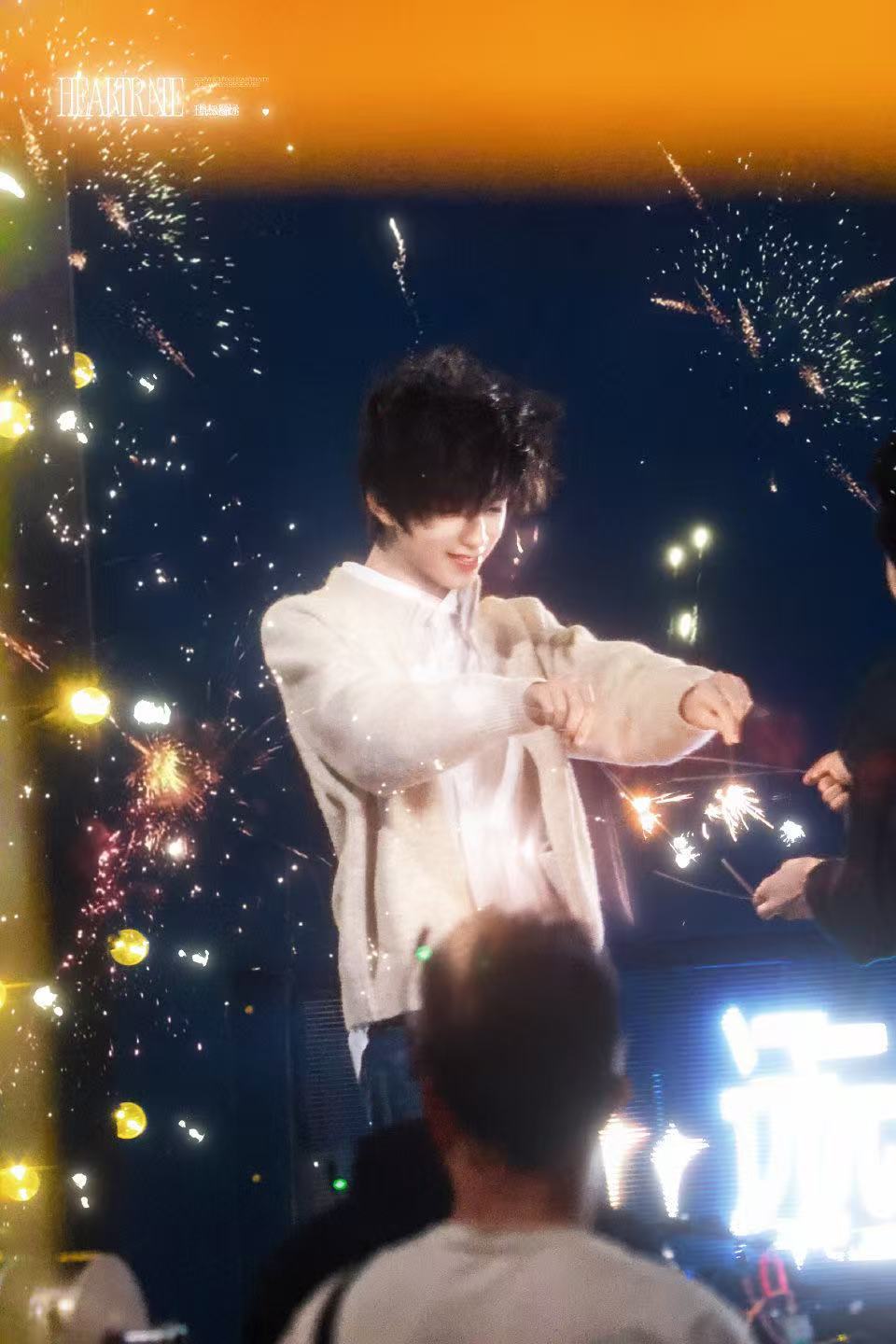 王橹杰放烟花王橹杰放烟花路透开心的小孩 