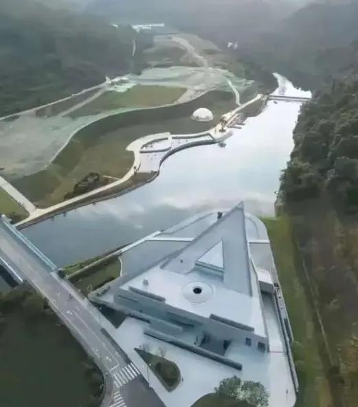 这哪是美术馆？分明是眼睛盯上了广东的水源地！

最近，一座由日本建筑师设计的美术