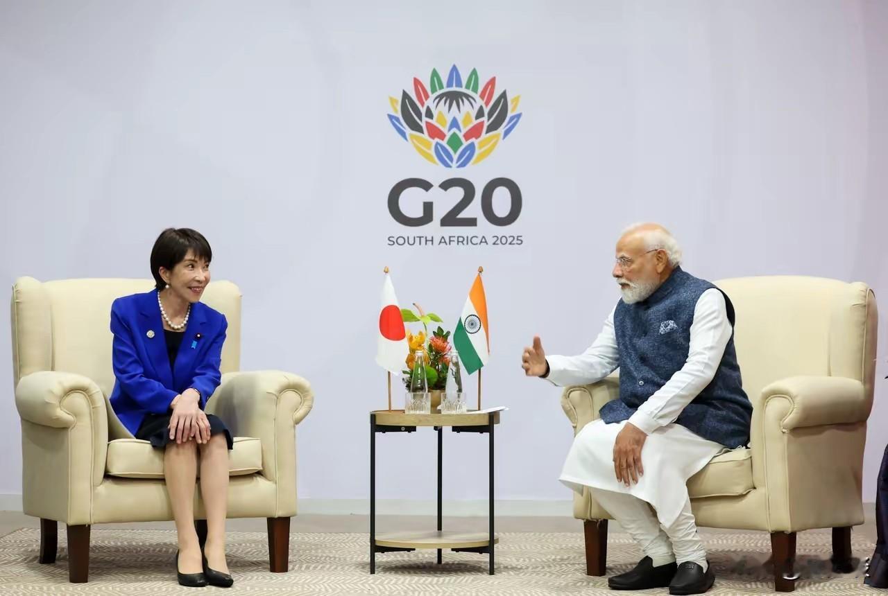日本首相高市早苗跟印度莫迪首相会面的场景，高市早苗的表情亮了，她的表情真怪异！好