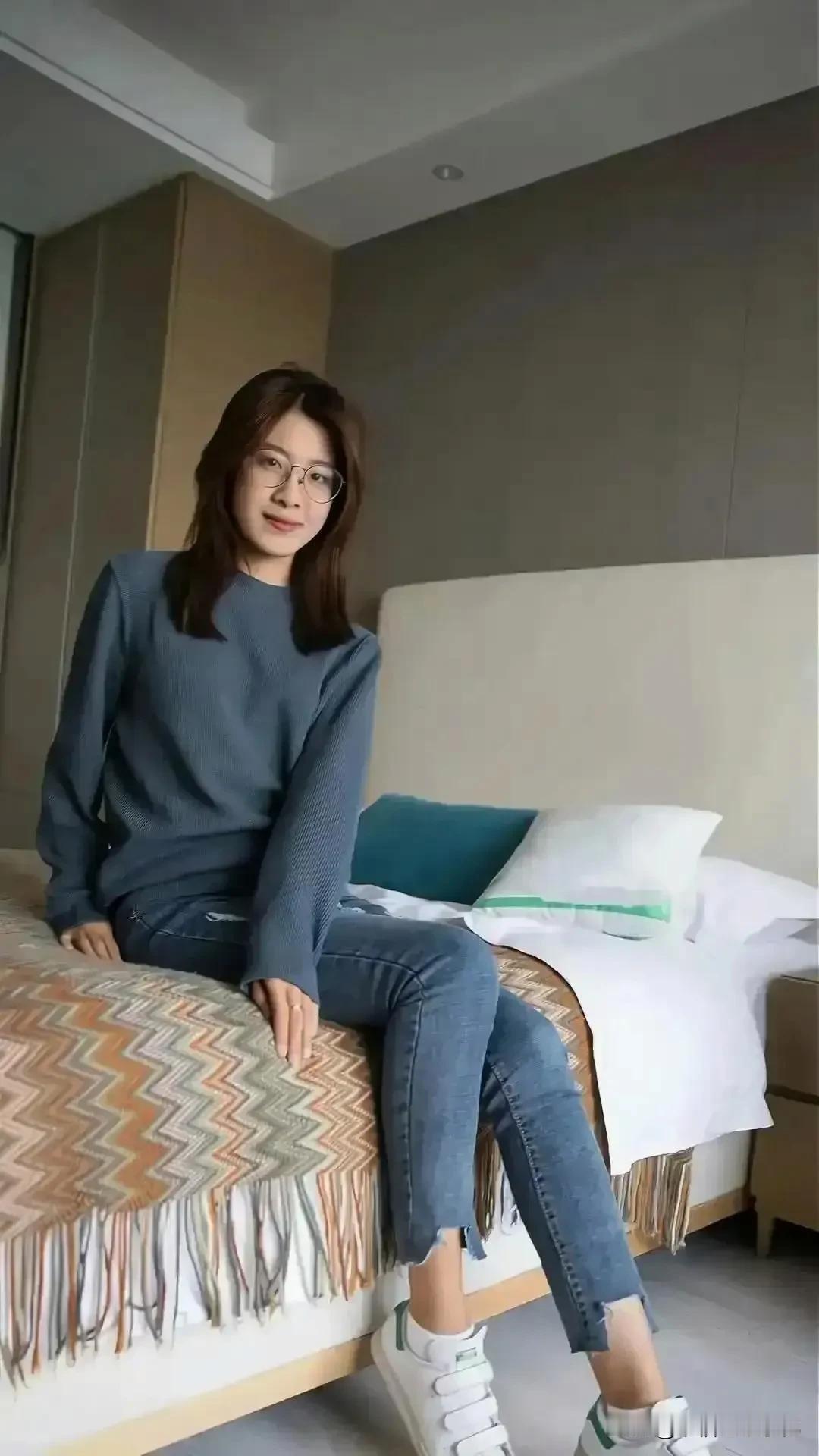 戴上眼镜，女汉子秒变淑女