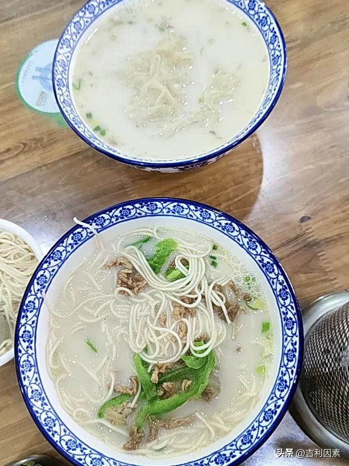 在老家的富安鱼汤面馆吃一顿鱼汤面，好吃还不贵。富安鱼汤面馆，富安人在海安办的特色