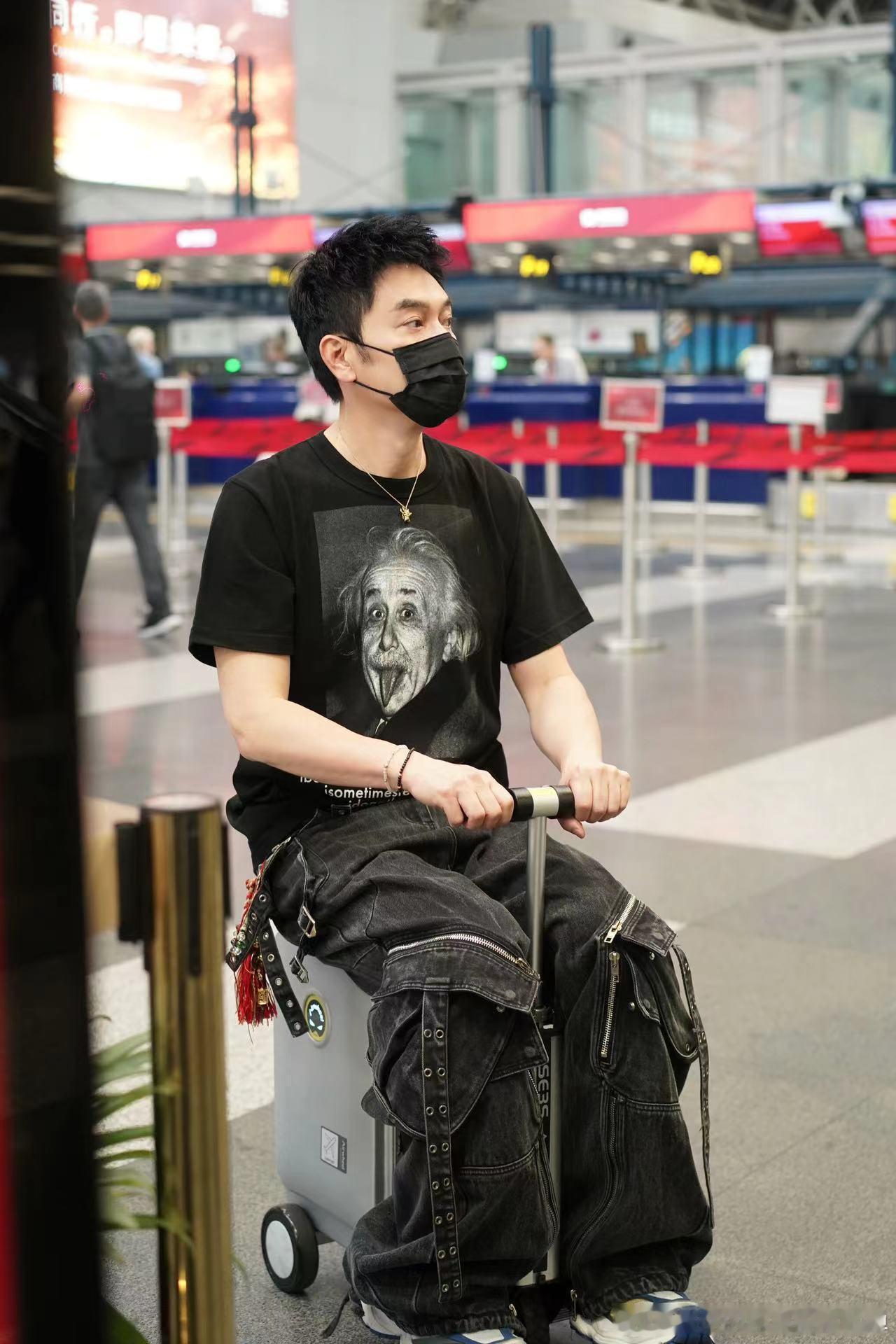 #林依轮你几岁了# 林依轮在机场的这一幕也让人们看到了他的童心未泯，无论年龄多大