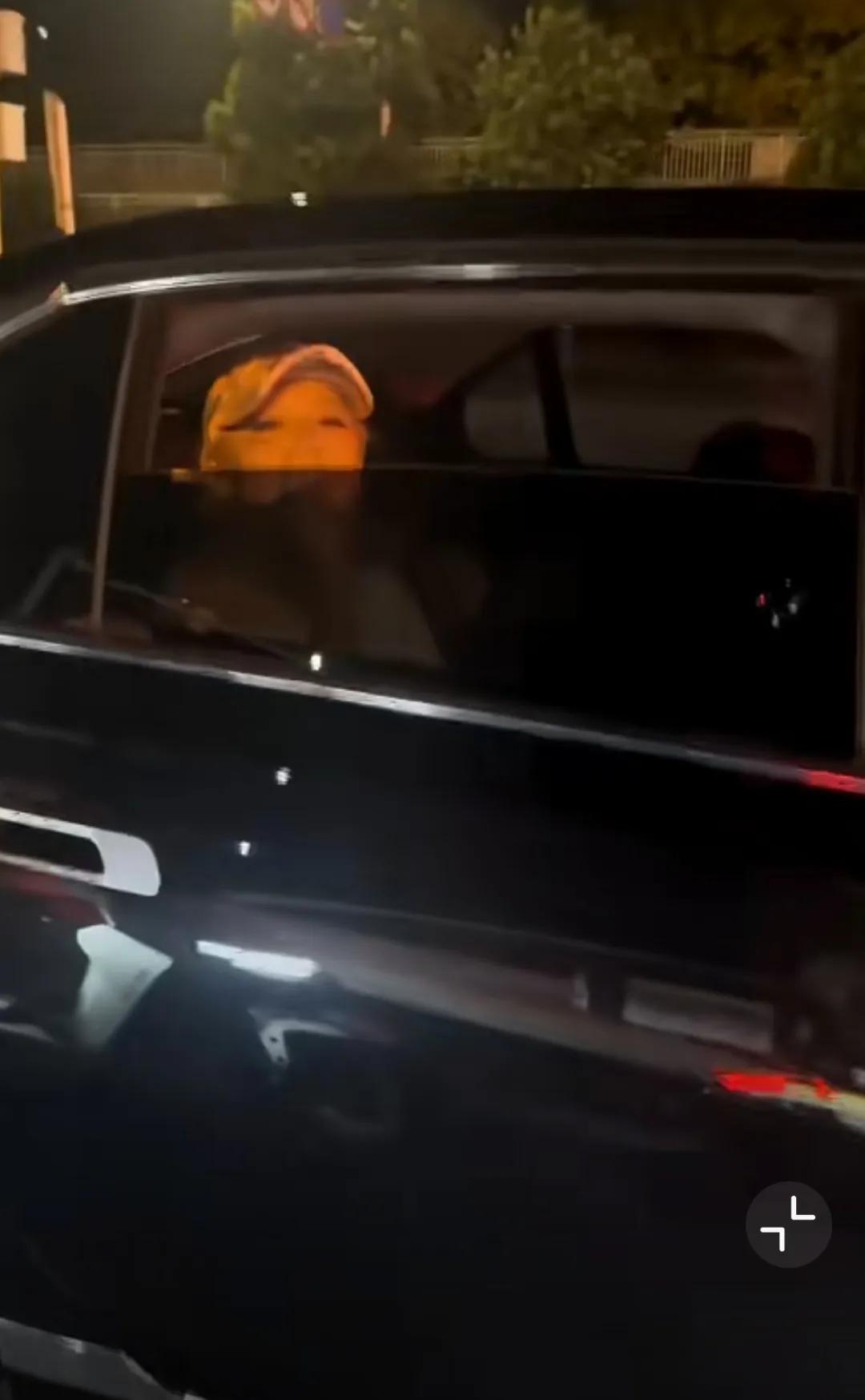 小情侣骑车撞见鹿晗那车，男生激动得喊“鹿晗我爱你！就像老鼠爱大米！”，嗓门大得能