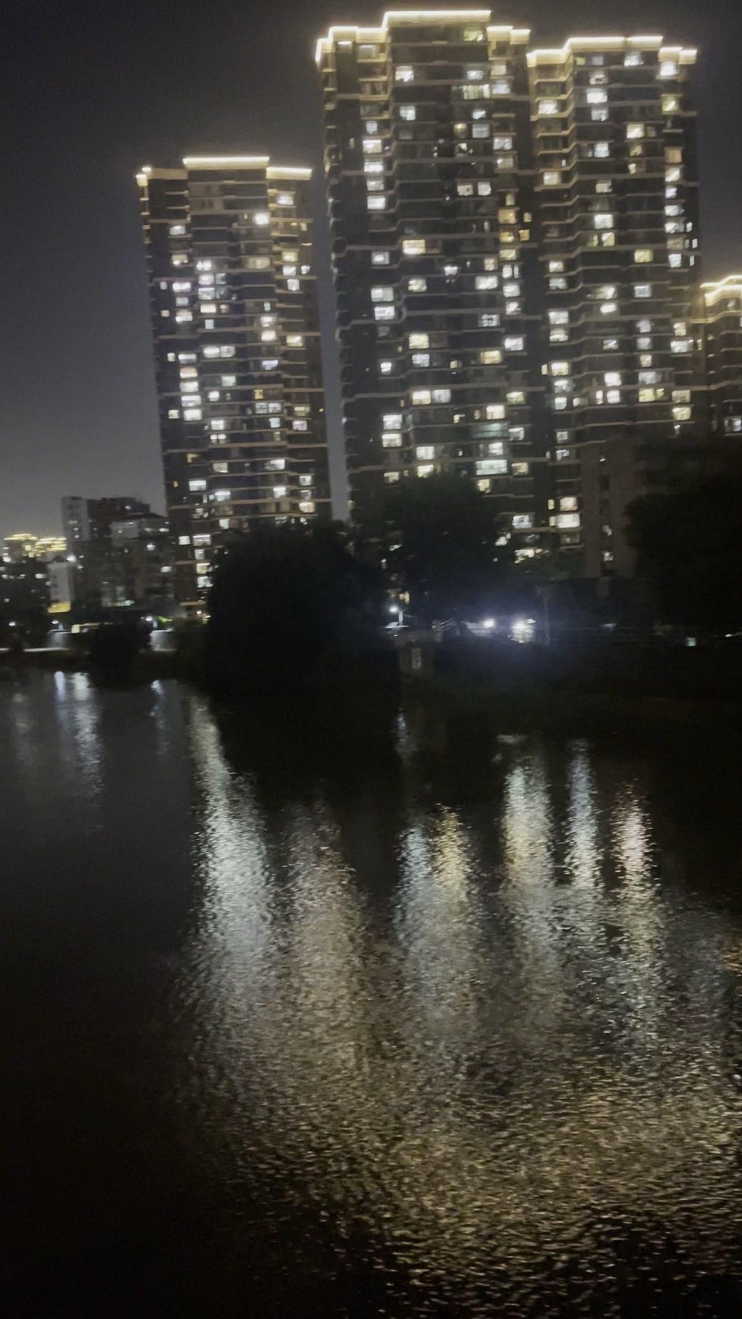 白天的燥热全被吹散，街头的路灯都裹着软乎乎的光晕，漫无目的地走在街边，连风拂过脸