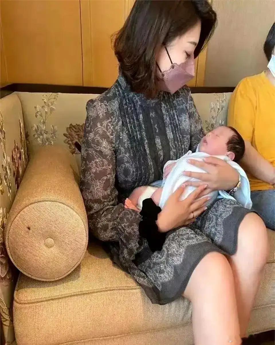 谜一样的80后，有的做了奶奶，有的在备孕，有的在相亲。。。 ​​​