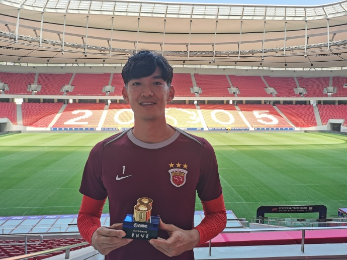 颜骏凌李帅与海港续约 《东方体育日报》撰文谈到海港人员情况，文章表示，颜骏凌、李