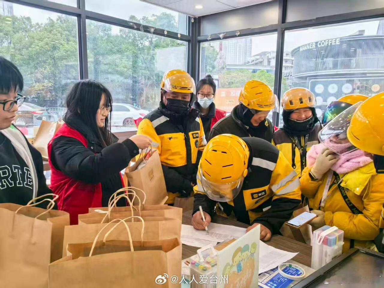 台州椒江暖新进行时保暖三件套请查收椒江冬日暖新不缺位！保暖三件套精准送达，让户外