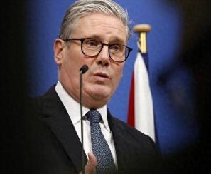 英国首相斯塔默对美国放出狠话，如果美国一意孤行非要退出北约，那么美军必须要撤出北