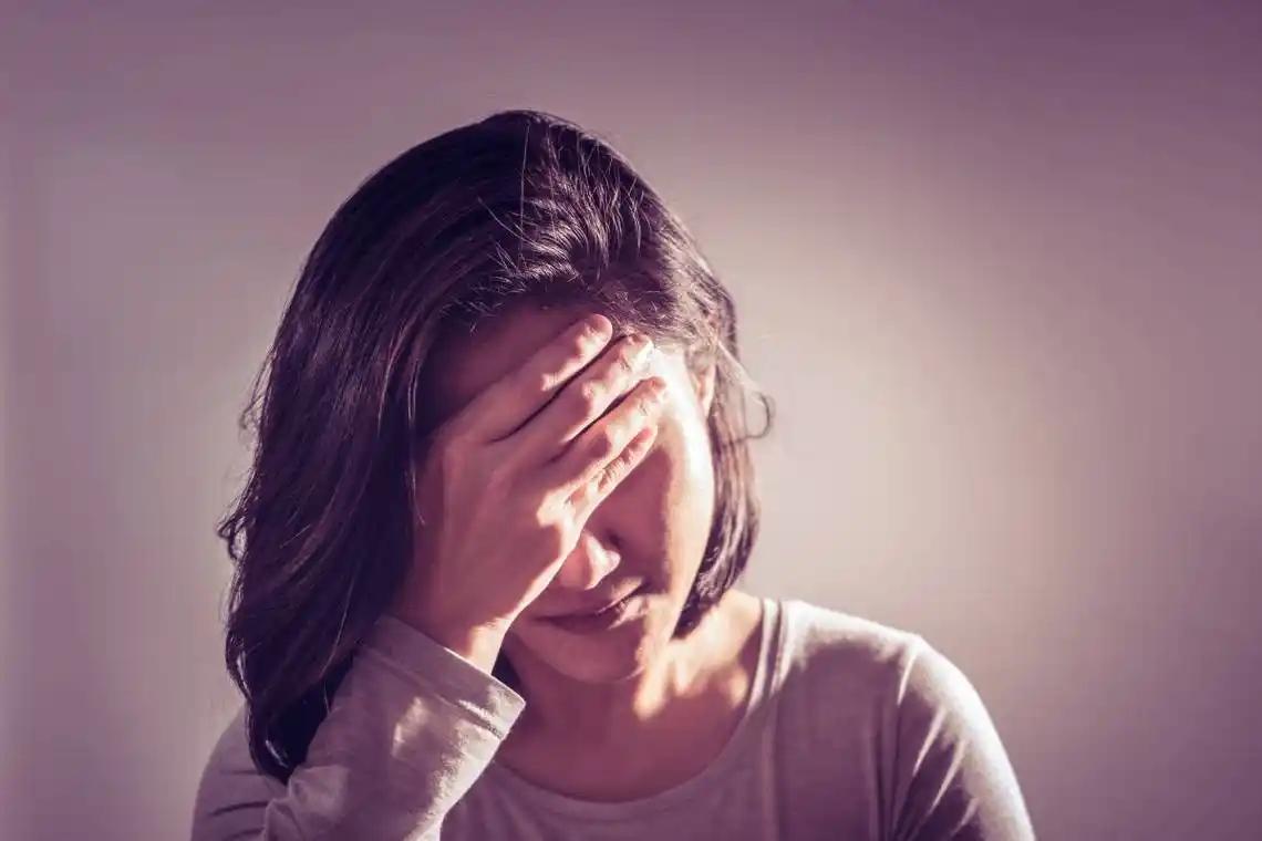 张女士这可咋办呢？
一小偷半夜溜进别人家行窃，把主人家张女士惊醒了。
张女士住的