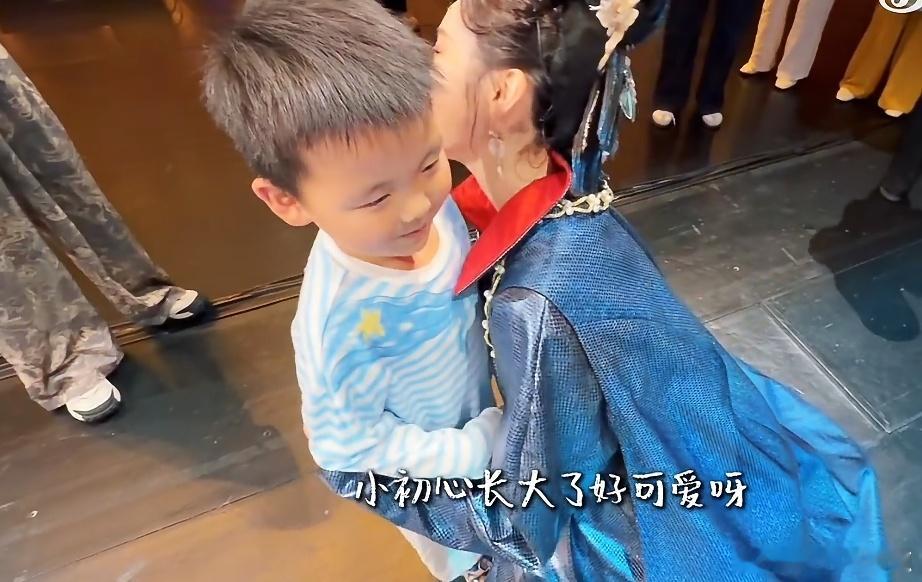 吴宣仪五年后再见小初心吴宣仪和小初心跨越五年的见面 这场迟来五年的碰面圆满落幕，