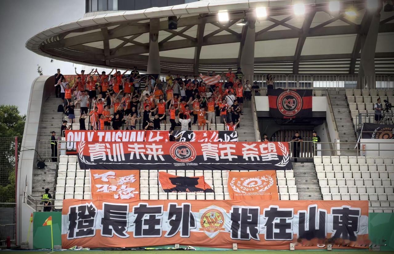 台风登陆之际，北看台青年成员依然选择连夜从各地赶往上海奉贤，助战青年军关键战役。
