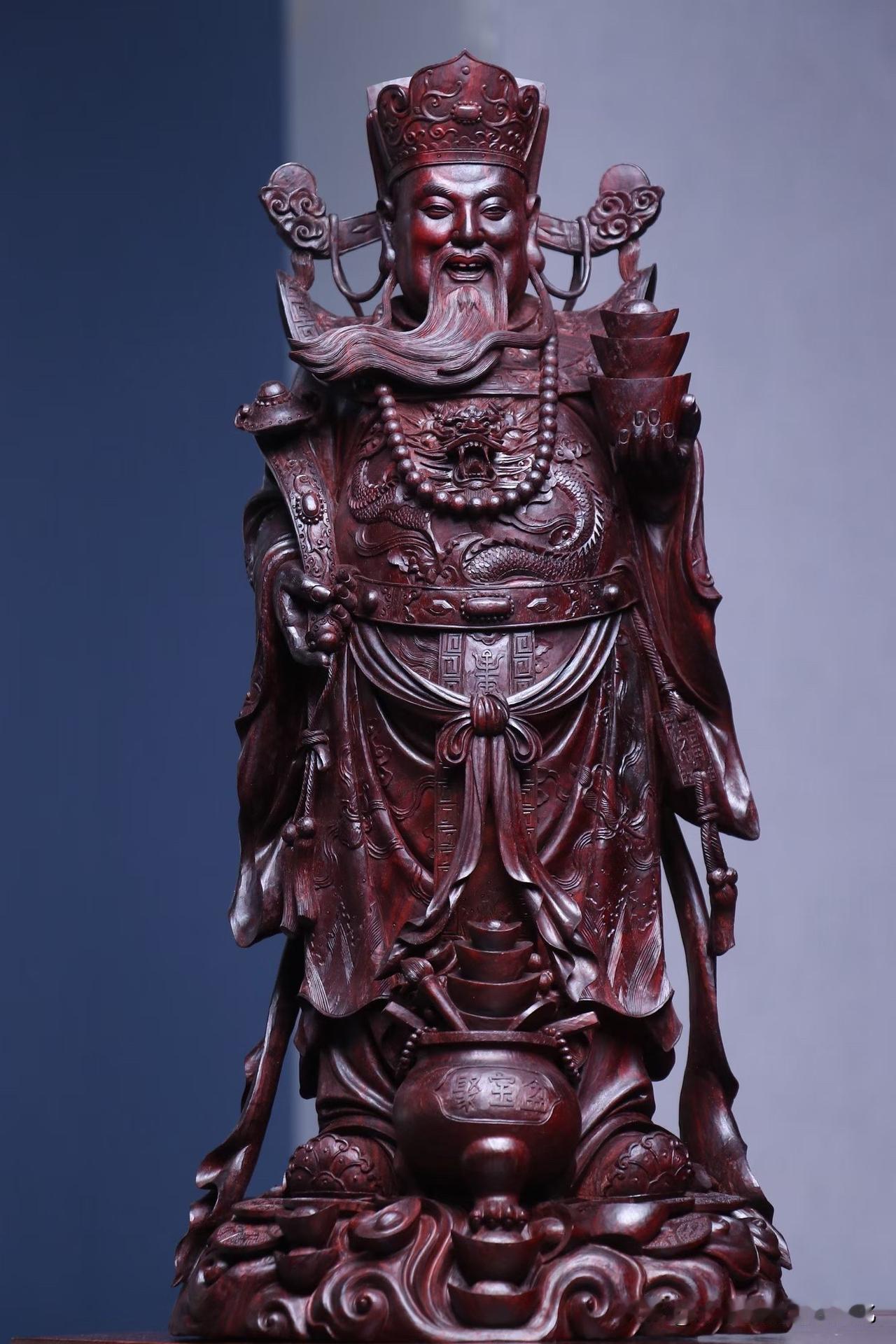 很多财神，一眼很“热闹”；
但能久放案头的，往往更“稳”。

这尊紫檀整料雕成，