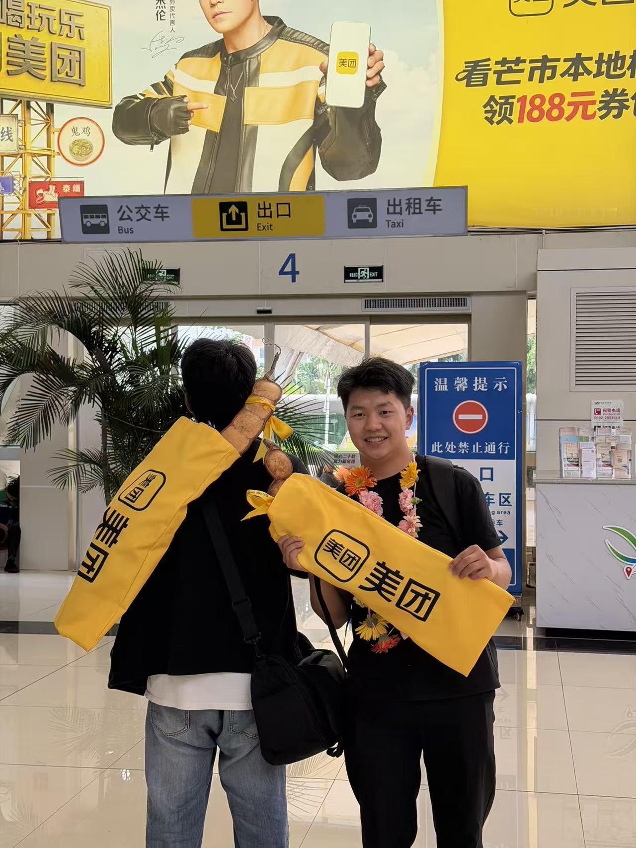人一旦爱上旅游起猛了一不小心就成了团宠小城吃喝玩乐用美团 刚到芒市就被傣族同胞的