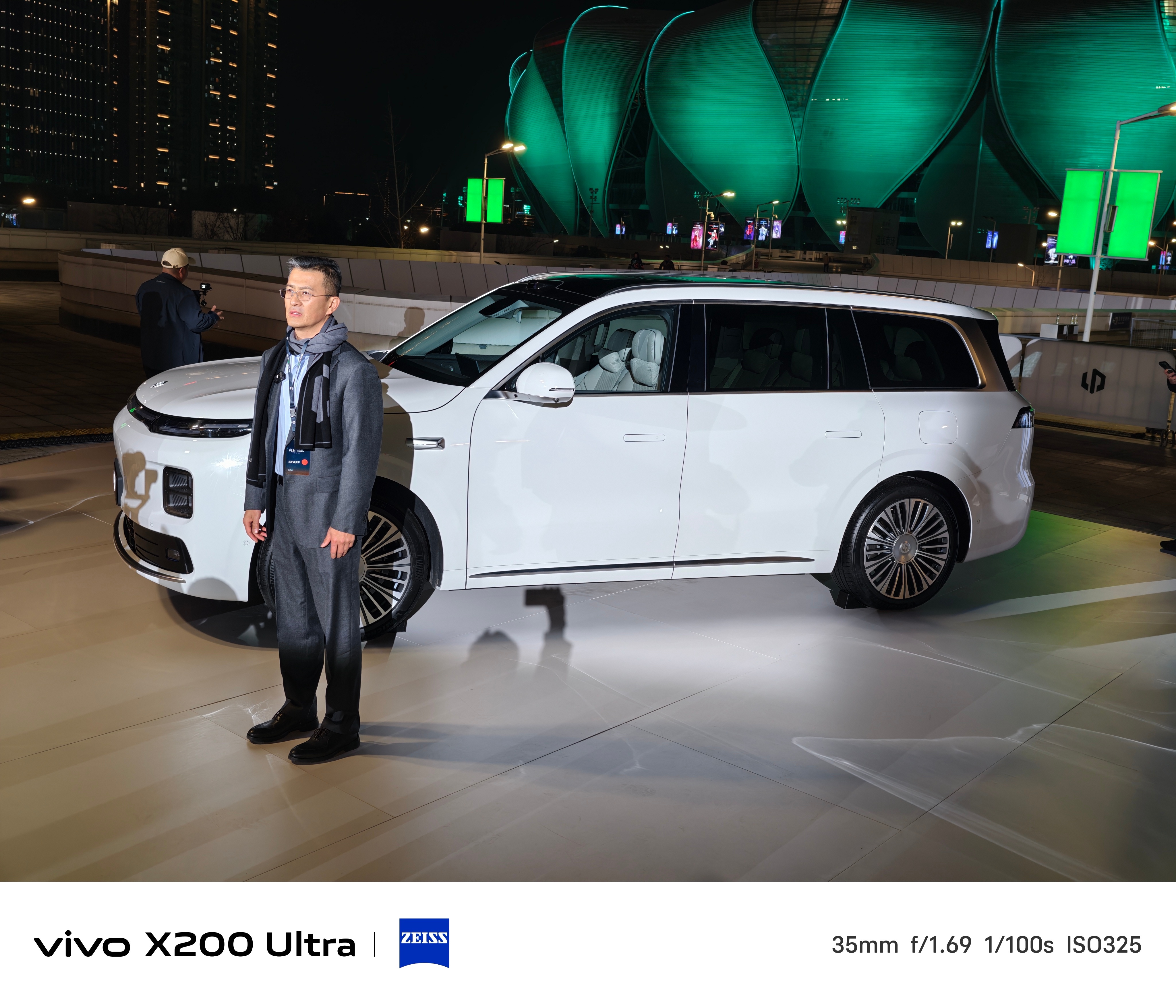 这是目前零跑D19的几个颜色吧？图5那个灰色有点高级(◐_◑)纯电版的前备箱，看