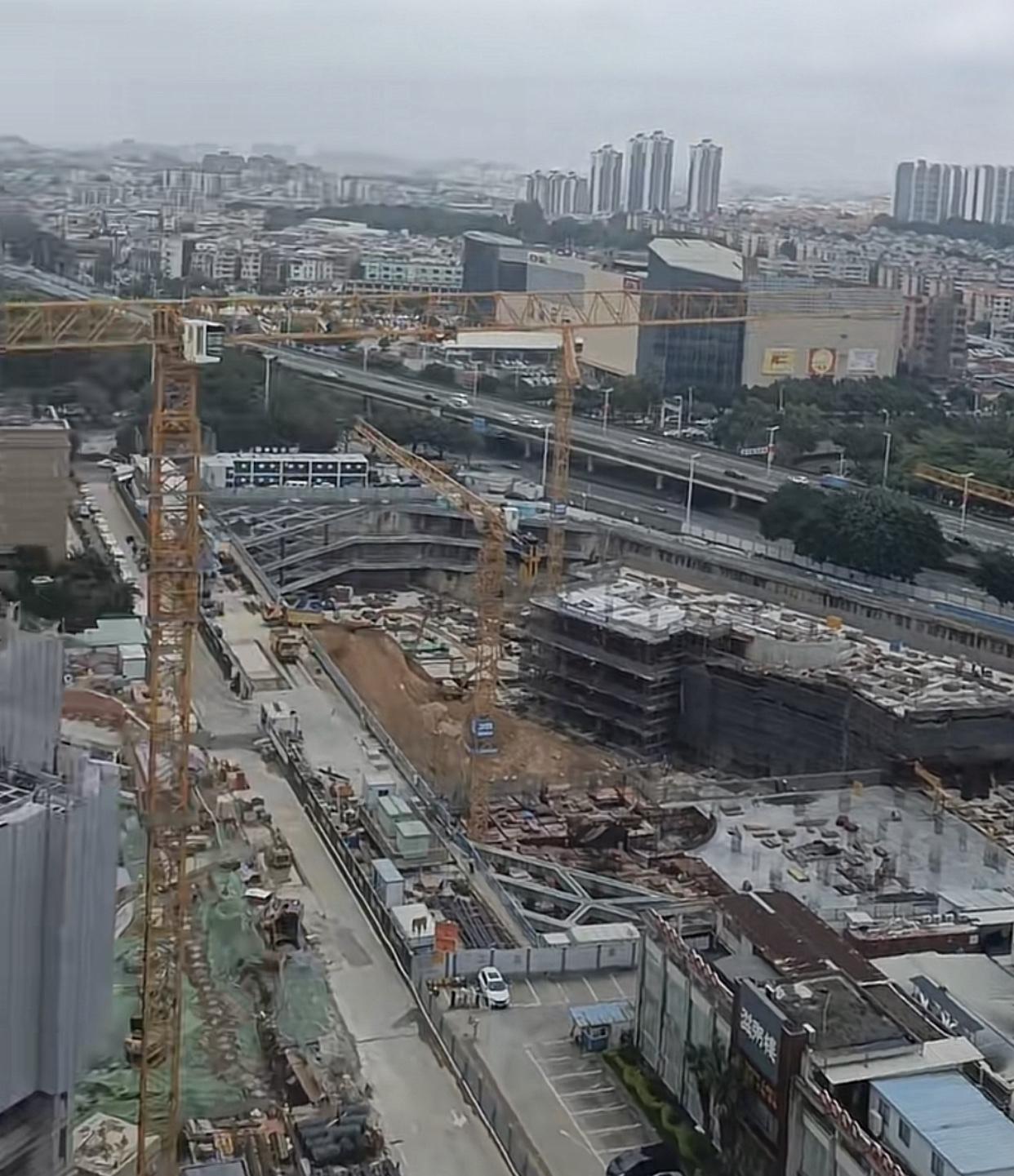 广州番禺广场，从17年开始，为建地铁3号，18和22号线，地块移交广铁，围蔽了快