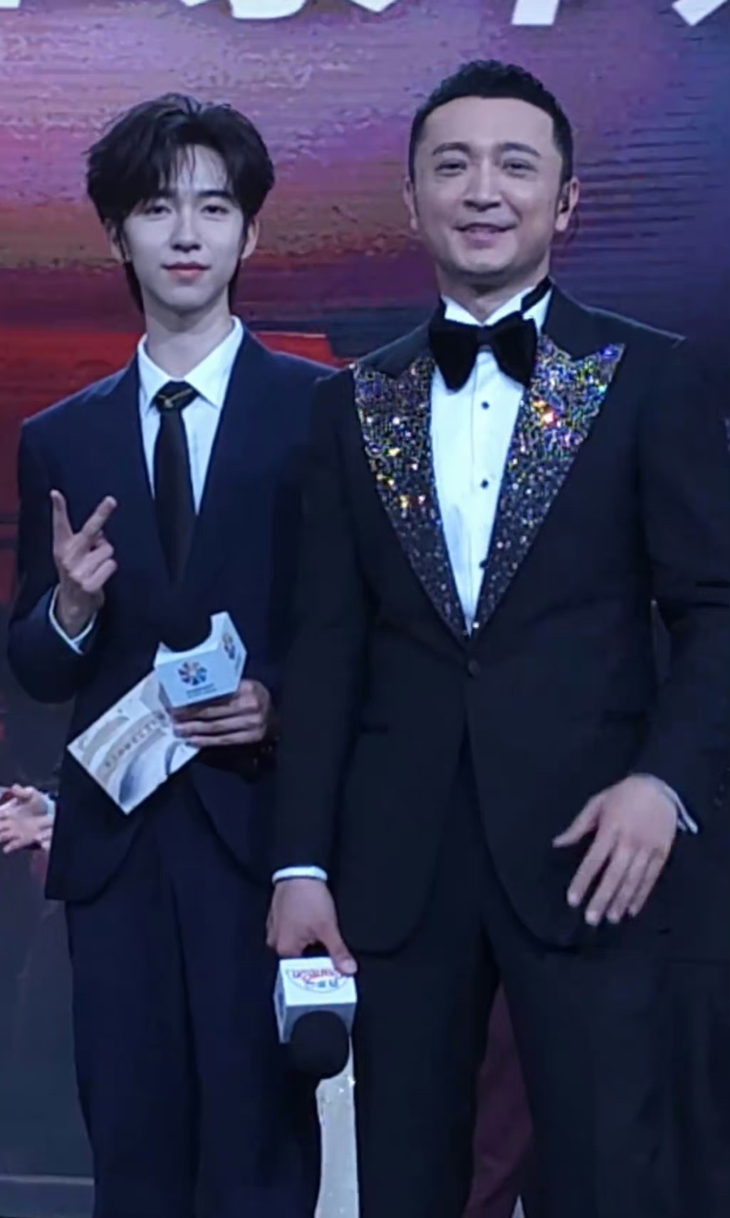 #贺峻霖主持生图#贺峻霖主持生图来了，这生图状态也太好了吧，颜值真的是绝了。贺峻