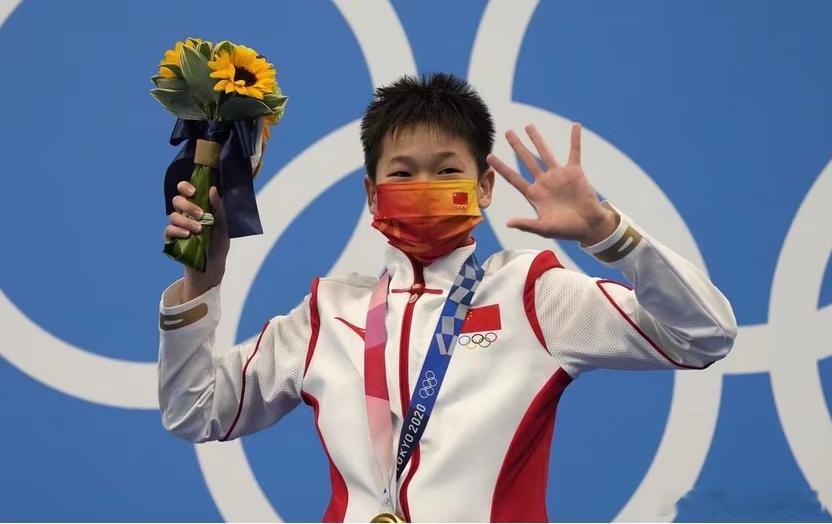  在2024年巴黎奥运会的璀璨舞台上，中国运动员们以非凡的现场表现，再次点亮了世
