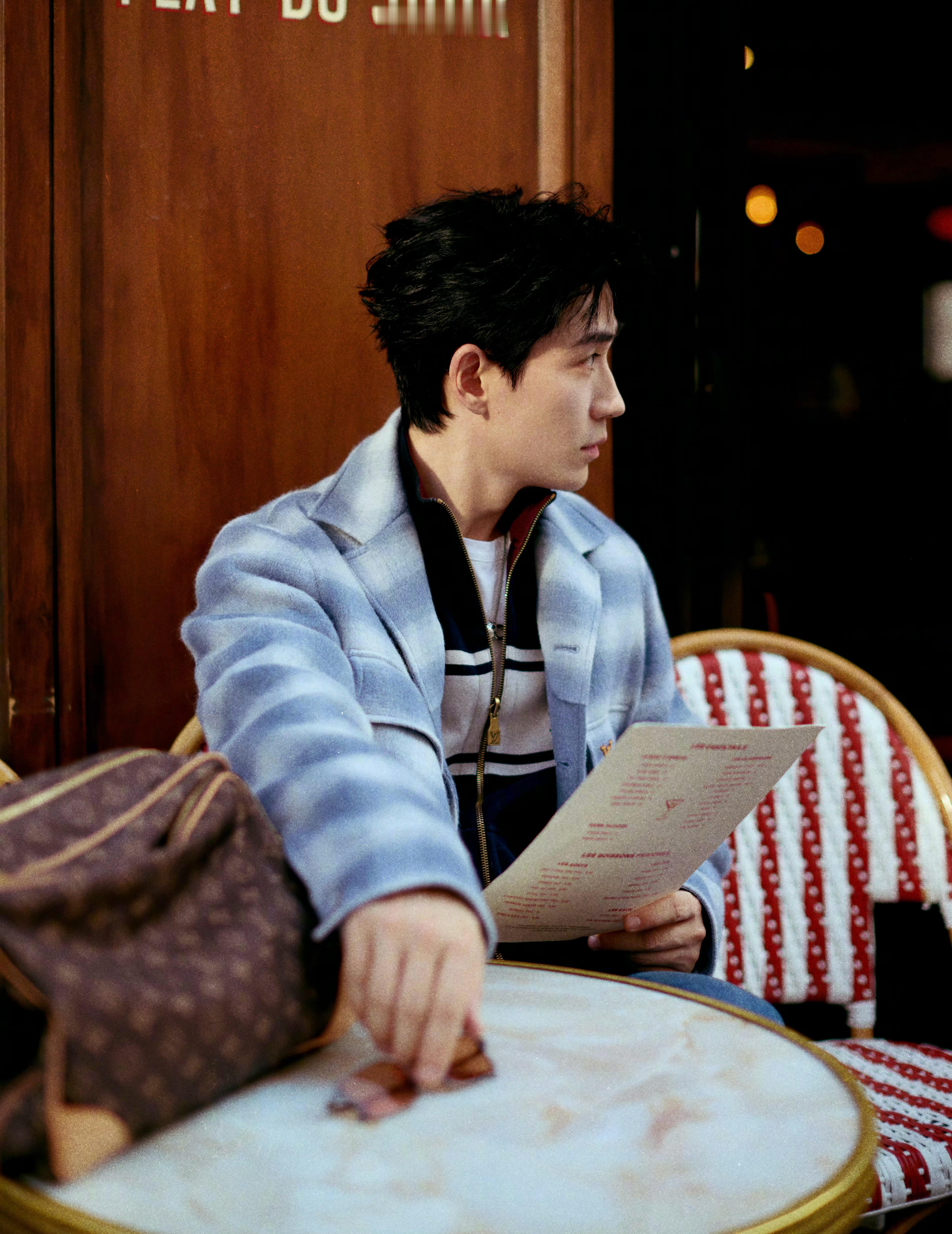 朱一龙 in Louis Vuitton 📸☕️  蓝色穿搭，老花手袋，随性自