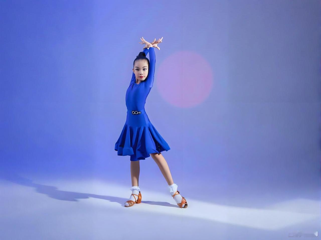 “我绝对不会让女儿学拉丁舞。”
玲玲妈在家长群里的这一表态，就是一颗烟花爆竹，把