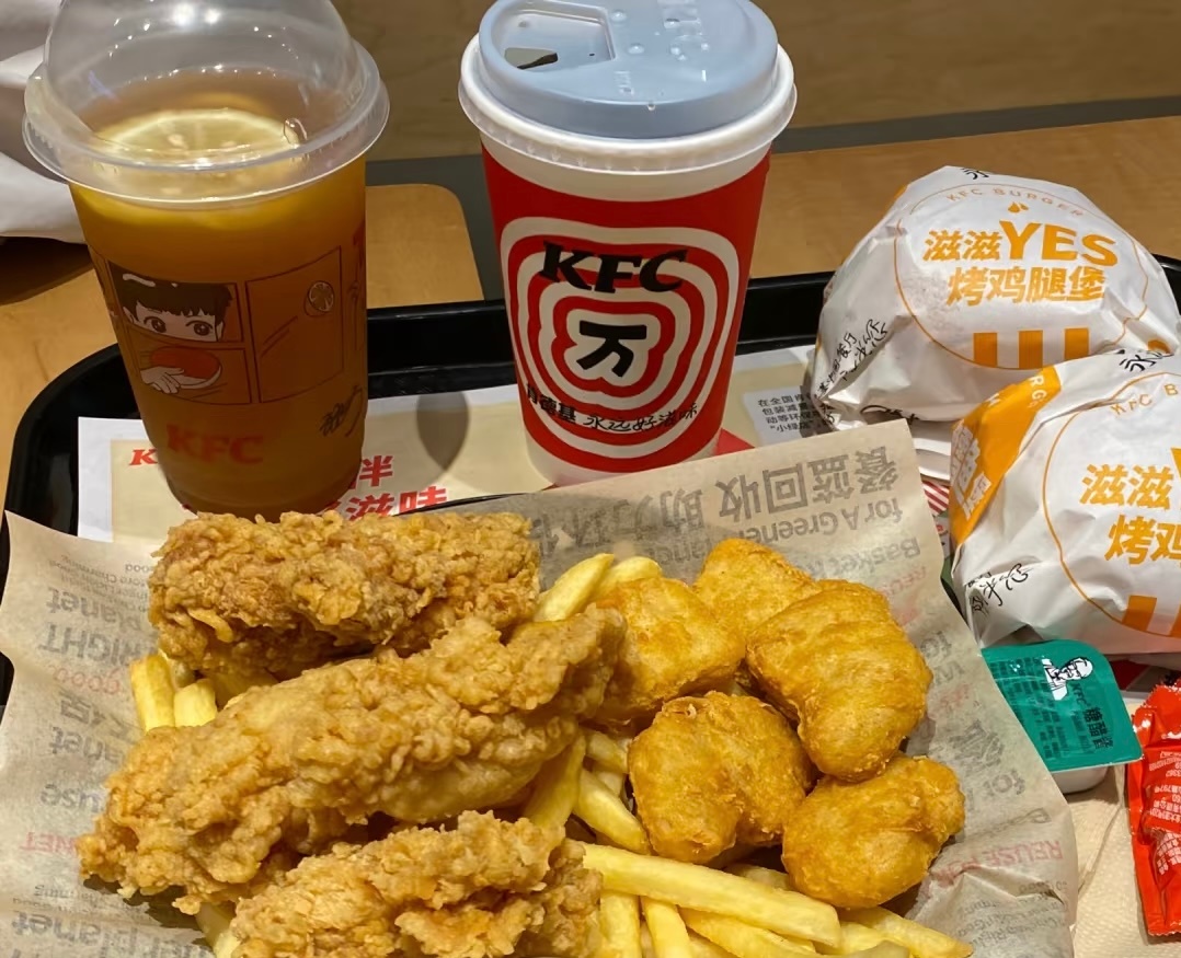 谁不想急头白脸的狠狠吃两个汉堡！同事最近减肥自己去吃饭太没意思，放纵日两个人直奔