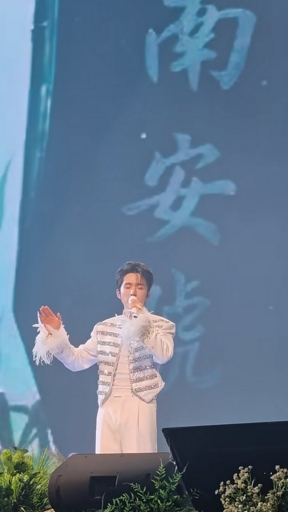 他唱这首歌告别过去 我们听这首歌留在过去 