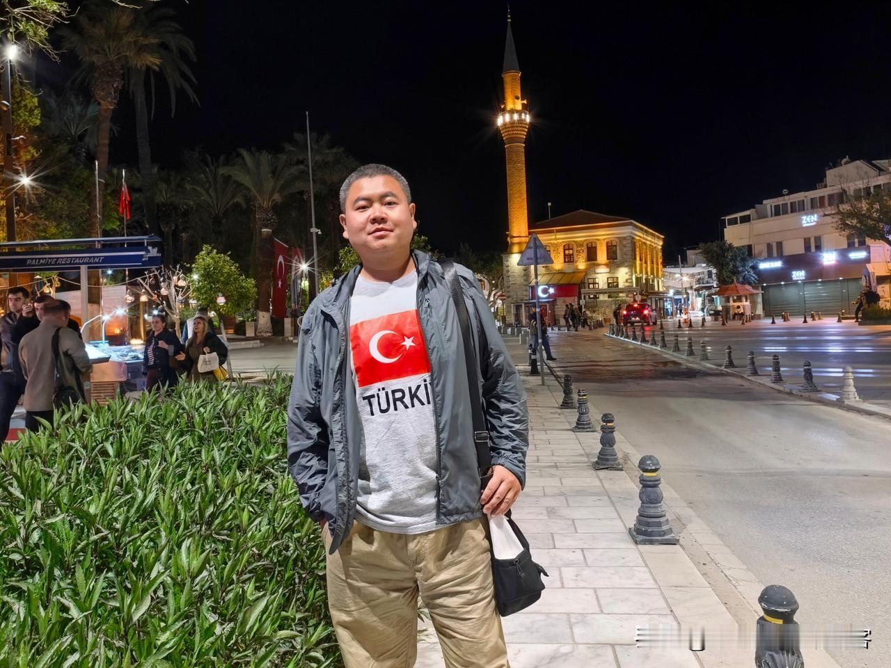 夜晚，在博德鲁姆的海边散步，灯火辉煌，游人如织。古老的城堡，热闹的沙滩，这就是浪