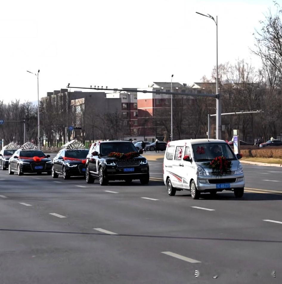 婚车车队里五菱跑前头，路虎跟后面，这画面也太戳心了！
 
五菱面包车打头，后面跟