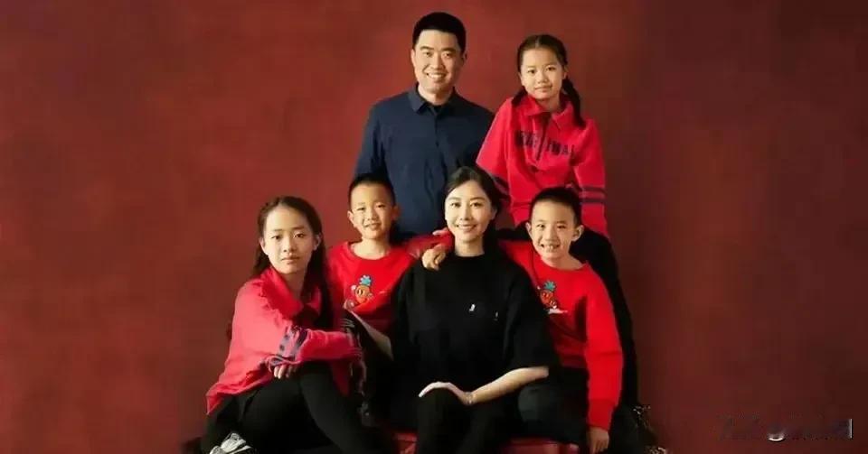 “奶爸车”理想品牌创始人，李想和妻子以及4个子女一起拍全家福，李想老婆孩子母亲仍