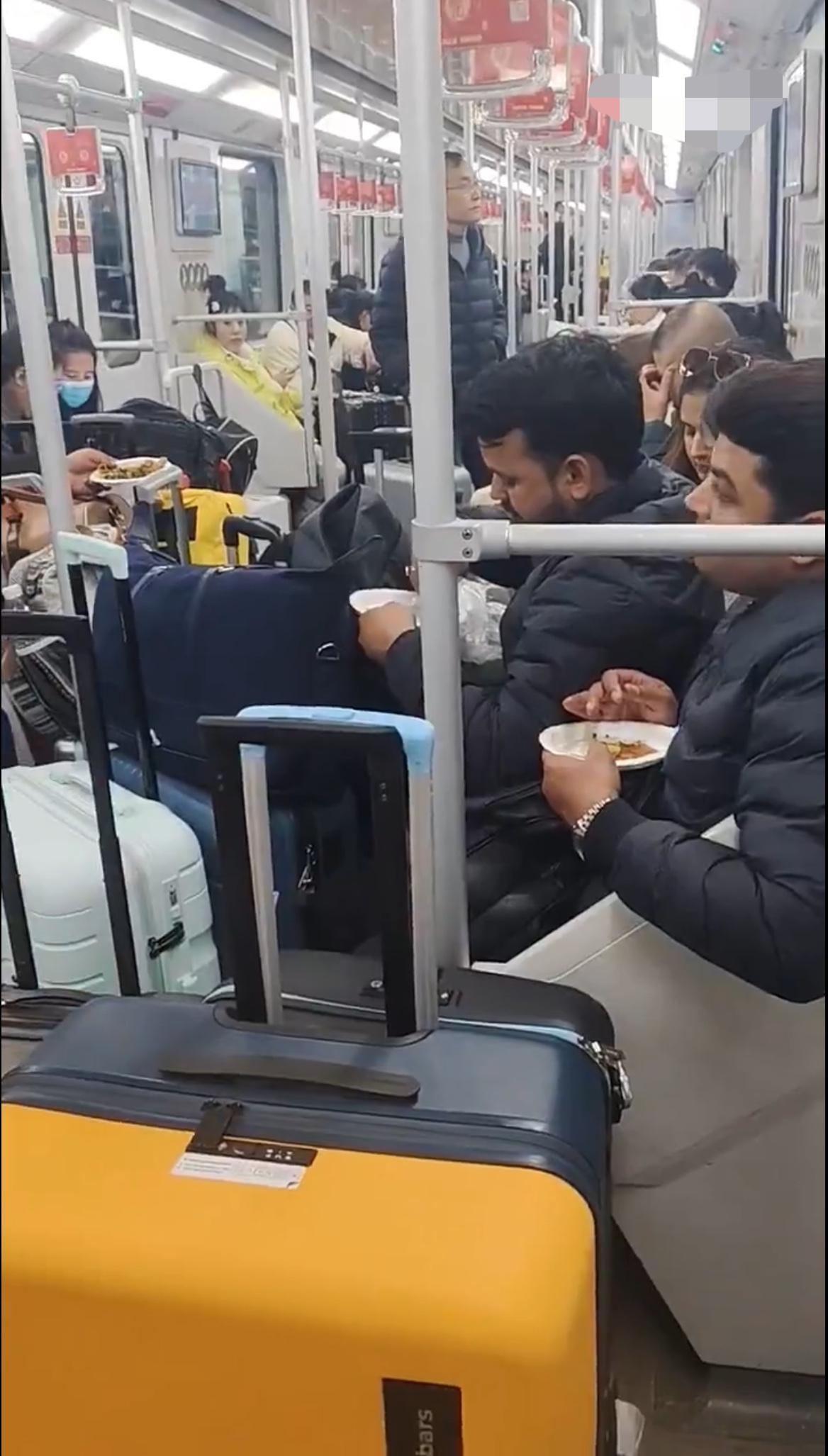 一群来中国旅游的印度人组团在上海地铁某车厢内吃手抓饭，丝毫不顾及旁人的感受。
这