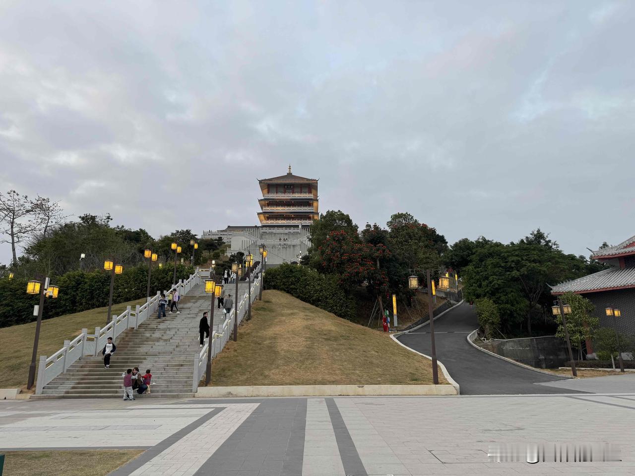 与三两朋友夜聊。
一朋友说他今日刷到了他老家邻居的视频，很有感触！

这邻居早年