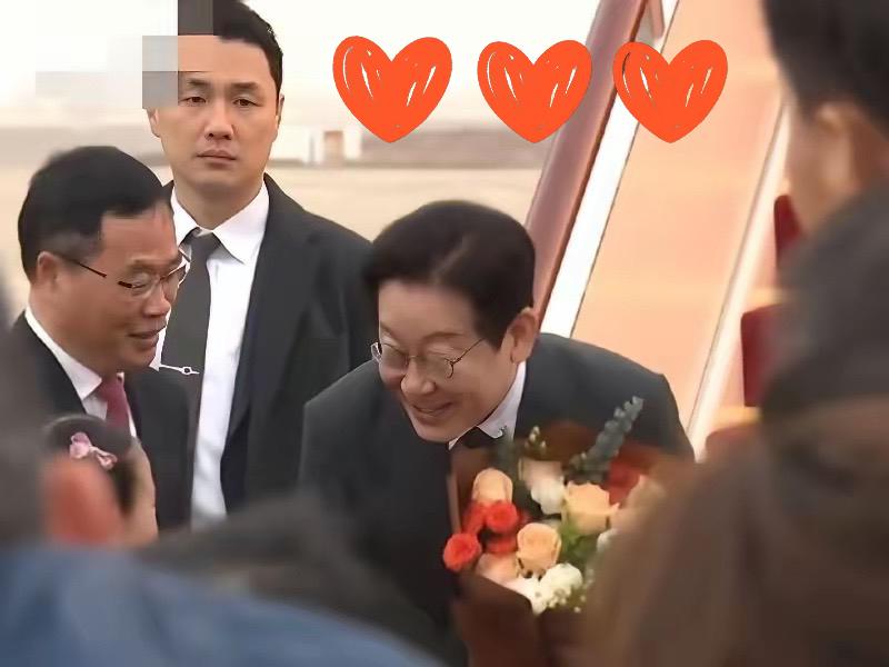 真正戳人的，不是李在明夫妇“接了花”，而是他们下意识把自己“让开了”。

在上海