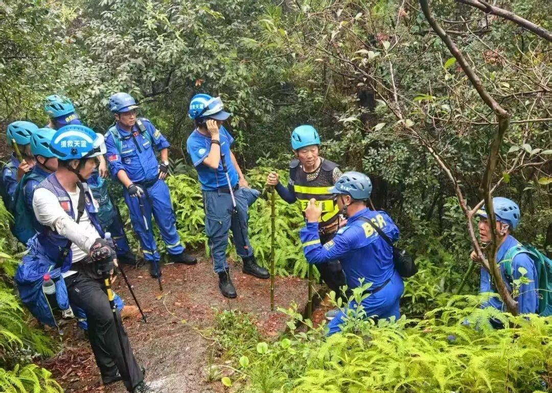 台州蓝色超人在蓝天下的守护椒江本土的专业、独立纯公益紧急救援机构。他们传承“人道