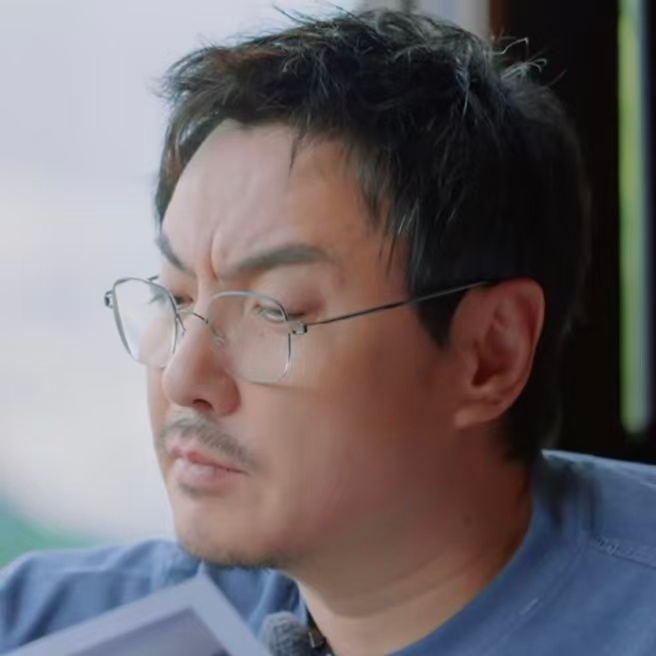 沈腾穿针半天没找着针沈腾戴老花镜穿针眼镜一戴年龄感上来了哈哈哈哈，基因发力不影响