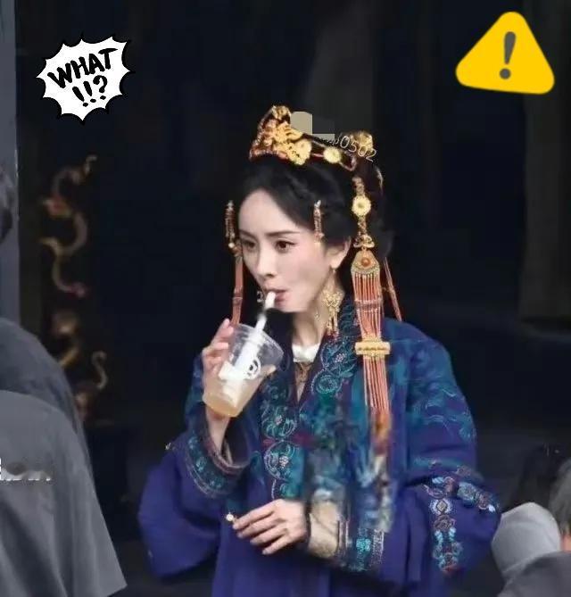 我承认，看到杨幂喝咖啡的那一刻，我直接惊呆了！谁能想到，这位娱乐圈的顶流大咖，居